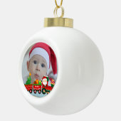 サンタクロースが列車の中でプレゼントとクリスマスツリーを セラミックボールオーナメント (右)