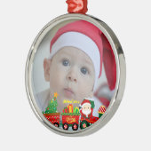 サンタクロースが列車の中でプレゼントとクリスマスツリーを メタルオーナメント (左)