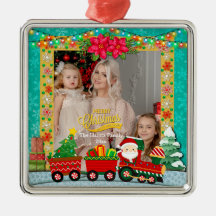 サンタクロースが列車の中でプレゼントとクリスマスツリーを