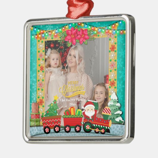 サンタクロースが列車の中でプレゼントとクリスマスツリーを メタルオーナメント (左)