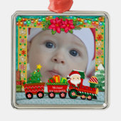 サンタクロースが列車の中でプレゼントとクリスマスツリーを メタルオーナメント (正面)