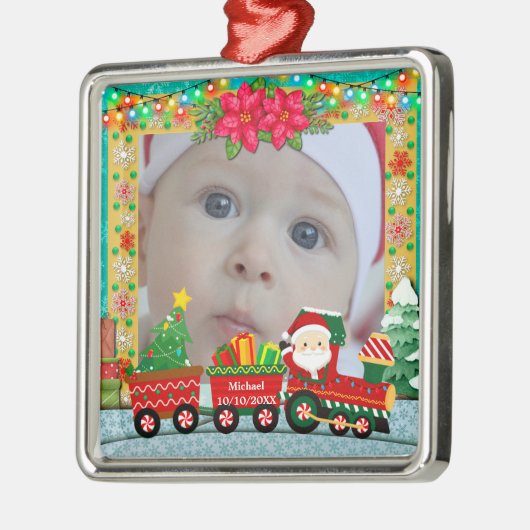サンタクロースが列車の中でプレゼントとクリスマスツリーを メタルオーナメント (左)