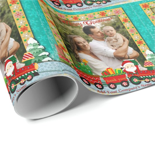 サンタクロースが列車の中でプレゼントとクリスマスツリーを ラッピングペーパー (ロールコーナー)