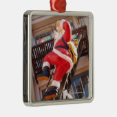 サンタクロースが火の手を逃れる メタルオーナメント (右)