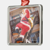 サンタクロースが火の手を逃れる メタルオーナメント (左)