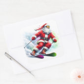 サンタクロースが雪の多い登山道をスキーで滑り降りる スクエアシール (封筒)