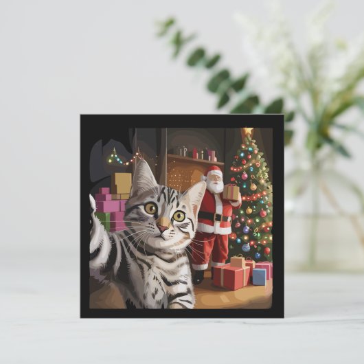 サンタクロースとのクリスマス猫のセルフィー かわいいホリデー シーズンカード (スタンド正面)