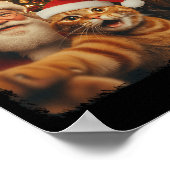 サンタクロースとサスカッチと写る猫の面白自撮り クリスマス ポスター (角)