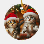 サンタクロースとトナカイの帽子をかぶったかわいい子猫 セラミックオーナメント (正面)