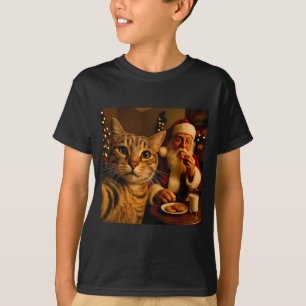 サンタクロースと写る猫のクリスマス自撮り面白いミーム Tシャツ