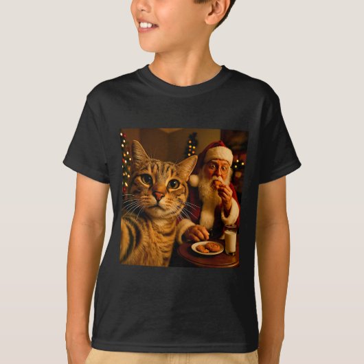 サンタクロースと写る猫のクリスマス自撮り面白いミーム  Tシャツ (正面)