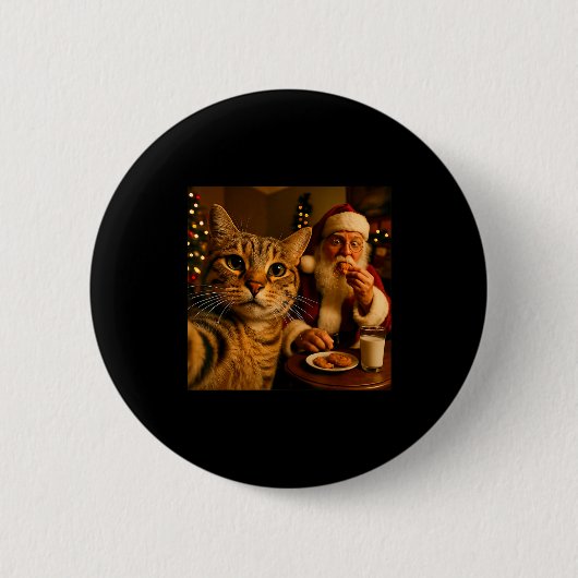 サンタクロースと写る猫のクリスマス・セルカーメメ 缶バッジ (正面)