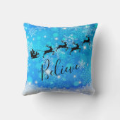 サンタクロースと彼飛んでいるのトナカイ信じ- クッション (裏面)