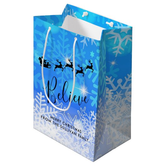 サンタクロースと彼飛んでいるのトナカイ信じ- ミディアムペーパーバッグ (正面アングル)