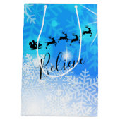 サンタクロースと彼飛んでいるのトナカイ信じ- ミディアムペーパーバッグ (裏面)