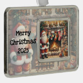 サンタクロースのいる暖炉の前に並ぶクリスマス・ストッキング シルバープレートフレームオーナメント (右)