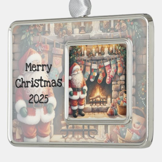 サンタクロースのいる暖炉の前に並ぶクリスマス・ストッキング シルバープレートフレームオーナメント (左)