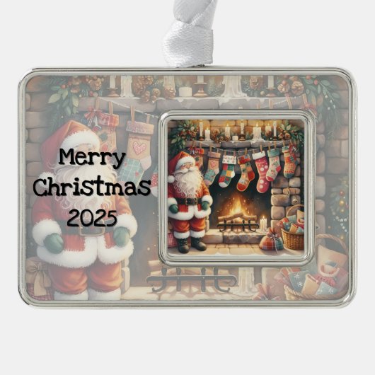 サンタクロースのいる暖炉の前に並ぶクリスマス・ストッキング シルバープレートフレームオーナメント (正面)