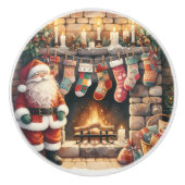 サンタクロースのいる暖炉の前に並ぶクリスマス・ストッキング セラミックノブ (正面)