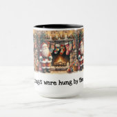 サンタクロースのいる暖炉の前に並ぶクリスマス・ストッキング マグカップ (中央)