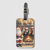 サンタクロースのいる暖炉の前に並ぶクリスマス・ストッキング ラゲッジタグ (正面縦)