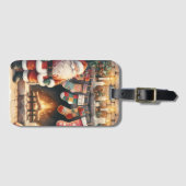 サンタクロースのいる暖炉の前に並ぶクリスマス・ストッキング ラゲッジタグ (正面横)