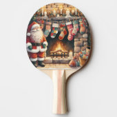 サンタクロースのいる暖炉の前に並ぶクリスマス・ストッキング 卓球ラケット (裏面)