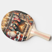 サンタクロースのいる暖炉の前に並ぶクリスマス・ストッキング 卓球ラケット (横)