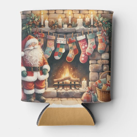 サンタクロースのいる暖炉の前に並ぶクリスマス・ストッキング 缶クーラー (正面)