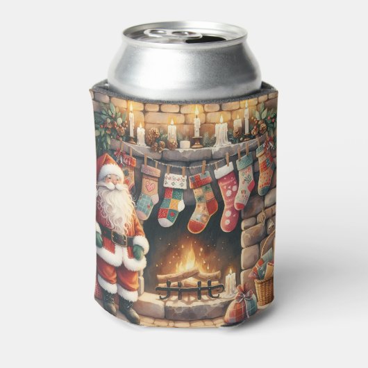 サンタクロースのいる暖炉の前に並ぶクリスマス・ストッキング 缶クーラー (缶裏面)