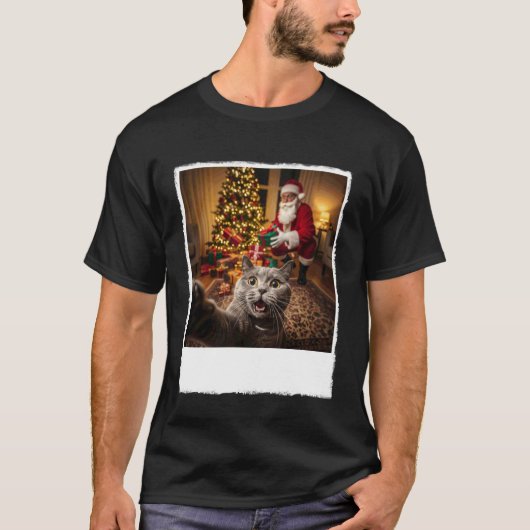 サンタクロースのプレゼントとクリスマスの猫の自撮り Tシャツ (正面)