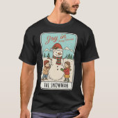 サンタクロースの帽子をかぶった雪だるまと子供たちが雪景色で遊ぶ クリスマスの喜び Tシャツ (正面)