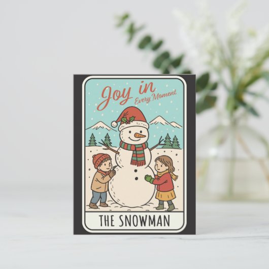 サンタクロースの帽子をかぶった雪だるまと子供たちのクリスマス シーズンポストカード (スタンド正面)
