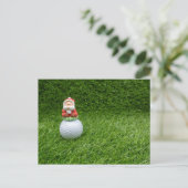 サンタクロースはゴルフボールのグリーティングカードに座っている ポストカード (スタンド正面)