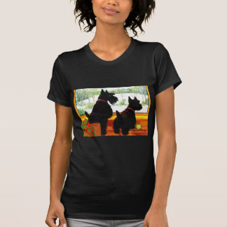 サンタクロースを待つ2匹のスコットランド犬 Tシャツ