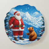 サンタクロースフレンドリーが雪山でクマに出会う ラウンドクッション (裏面)
