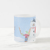 サンタクロースヘルパー建物A間抜け雪だるま フロストグラスマグカップ (正面右)