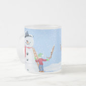 サンタクロースヘルパー建物A間抜け雪だるま フロストグラスマグカップ (正面左)