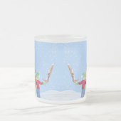 サンタクロースヘルパー建物A間抜け雪だるま フロストグラスマグカップ (中央)