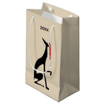 サンタクロース帽子のクリスマスを持つ犬