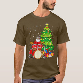 サンタクロース遊ドラム近くのクリスマスツリーおもしろい Tシャツ