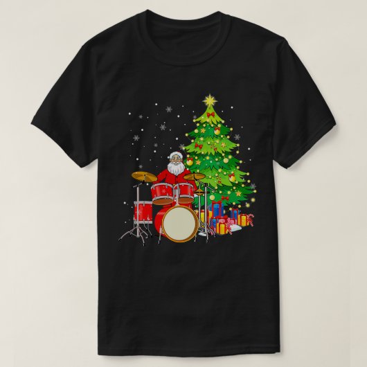 サンタクロース遊ドラム近くのクリスマスツリーおもしろい Tシャツ (デザイン正面)