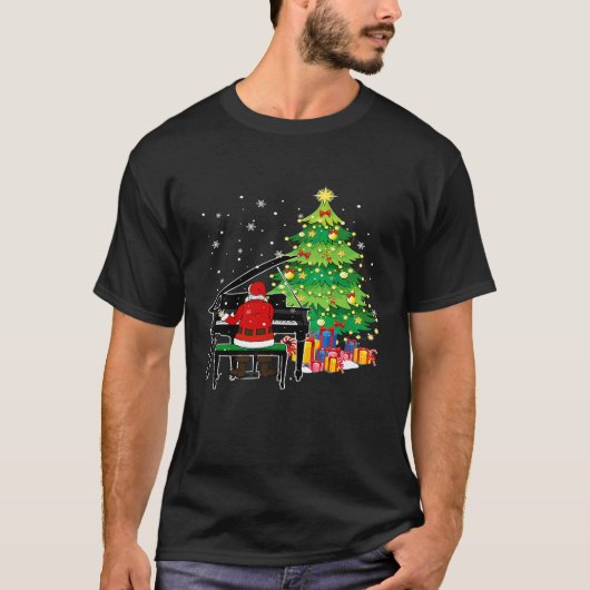 サンタクロース遊ピアノ近くのクリスマスツリーおもしろい Tシャツ (正面)