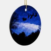 サンタクロース飛んでいるがクリスマスの夕暮れ中 セラミックオーナメント (右)