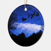 サンタクロース飛んでいるがクリスマスの夕暮れ中 セラミックオーナメント (左)