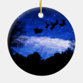 サンタクロース飛んでいるがクリスマスの夕暮れ中 セラミックオーナメント (裏面)