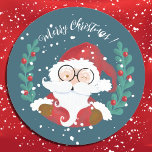 サンタクロース | Merry Christmas Blueスタンプ ラウンドシール<br><div class="desc">かわいい水色サンタクロース(リース内)、ダークブルーの休日のシール。文字読の「メリークリスマス！」が、あなた自身の希望と置き換えもしてもいい。© ArianeCイラスト-All rights reserved</div>