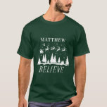 サンタク信じリスマス伝統的ファミリー Tシャツ<br><div class="desc">サンタク信じリスの伝統的休日のエレガント緑と白の一致する家族の装飾の好意Tシャツのギフトデザイン。</div>