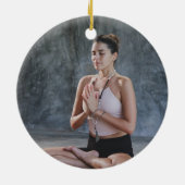 サンタズパーソナライズされたヨガお気に入りのインストラクター セラミックオーナメント (裏面)