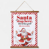 サンタハストップイレモダンッドホワイトストライプクリスマス 吊り下げ型タペストリー (正面)
